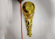 Shiny Gold Plated Custom Trophy Cup Z Statuą Trzymającą Balowy Projekt