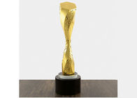 Nieregularny kształt Metal Trophy Kubek Art Collectible Użyj trzech kolorów