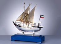 Drewniane podstawy arabskie pamiątki kulturowe / Model łodzi rybackich z flagą niestandardową
