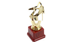 Pięć - Pointed Star Plastikowe trofea i nagrody z czerwoną drewnianą podstawą